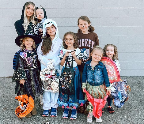 opt copii costumati de Halloween
