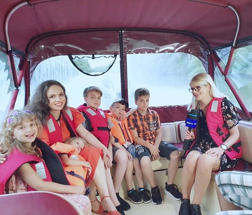 Raluca Ciocarlan pe o barca, la un interviu, alaturi de cei 5 copii