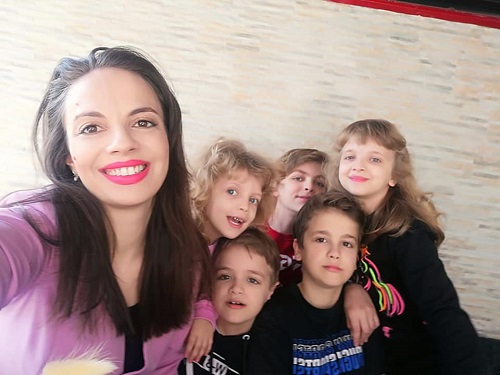 Raluca Ciocarlan vesela, facandu-si selfie cu copiii ei