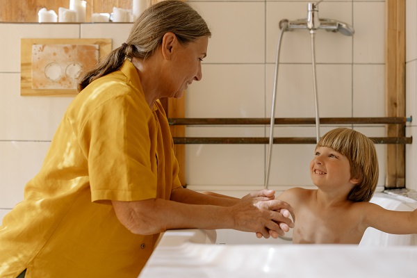 bunica isi ajuta nepotul sa faca baie