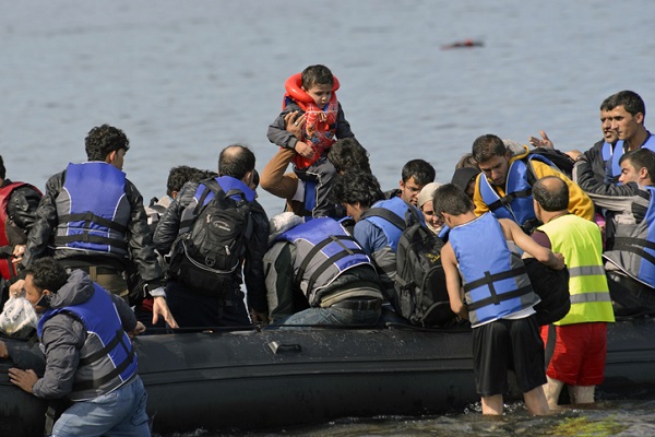 migranti salvati de pe o barca pneumatica