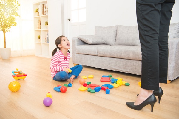 mama aflata in fata fetitei sale care sta pe jos si plange, dupa ce a facut dezordine