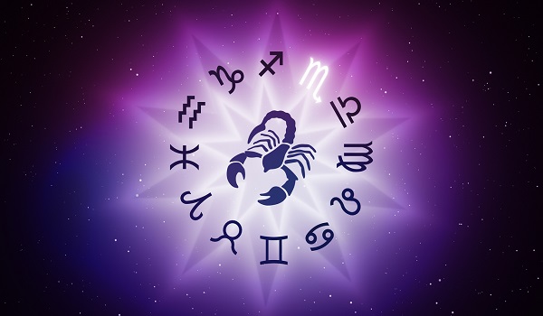 reprezentare a zodiei Scorpion in mijlocul celorlalte semne zodiacale, imagine pe fundal violet, similar unei galaxii