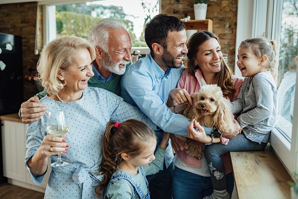 familie fericita, formata din bunici, parinti si doi copii