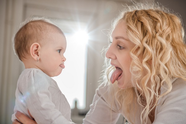 mama si fetita care scot limba una la cealalta