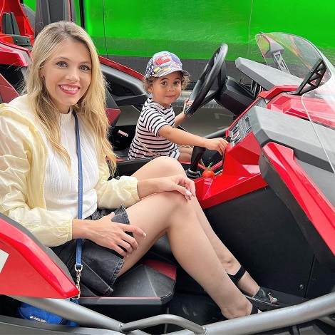 Andreea Ibacka conducand o masina ca sa se distreze cu fiica ei, Namiko