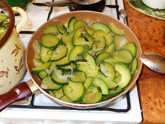 dovlecei zucchini gatiti la tigaie cu ceapa