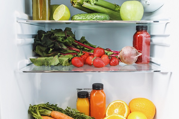 fructe, legume si suc natural de fructe /si sau de legume pe rafturile unui frigider
