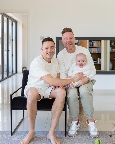 cuplu de barbati gay fericiti cu bebelusul lor