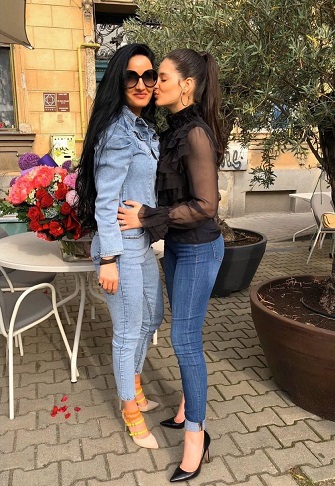 Carmina Vârciu sarutandu-si pe obraz mama, pe Ami Teiceanu