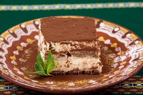 bucata de tiramisu pe o farfurie de ceramica 