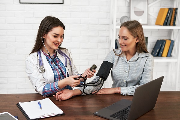 doctorita zambitoare care ia tensiunea tinerei sale paciente