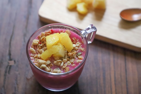 smoothie roz, cu cereale si fructe, pus intr-o cana de sticla