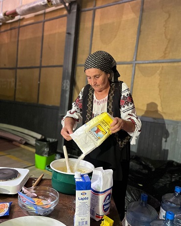 bunica Gherghina cu diverse retete pentru preparatele ei