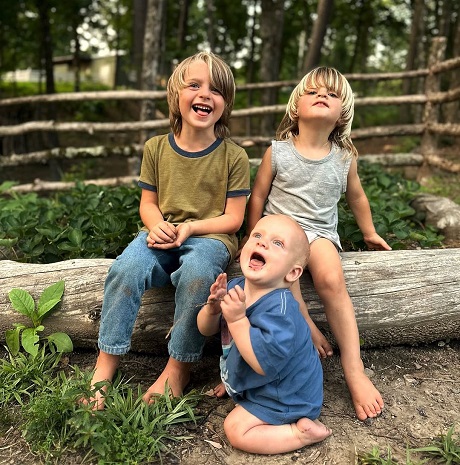 trei baietei veseli petrecandu-si timpul in natura