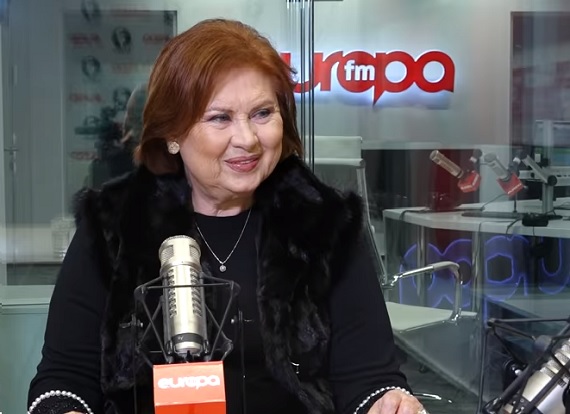 actrita Florina Cercel in timpul unui interviu pentru un post de radio