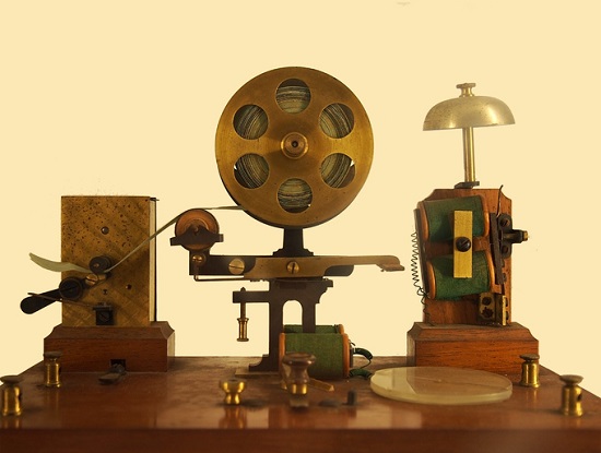 imagine vintage, cu masina veche de telegraf, clopot si imprimanta de alama