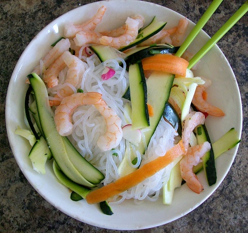 preparat ponzu, cu legume si creveti peste taitei shirataki