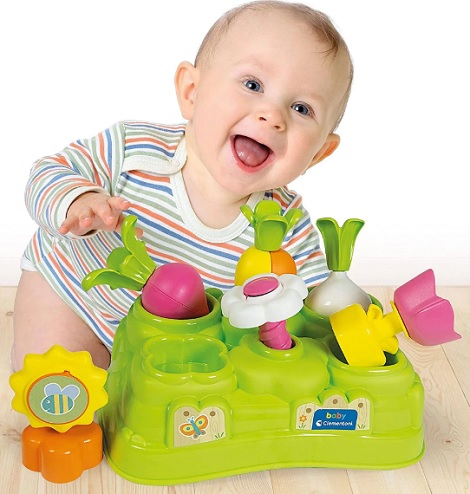 bebelus care se joaca cu un set de joaca cu flori de plastic colorate