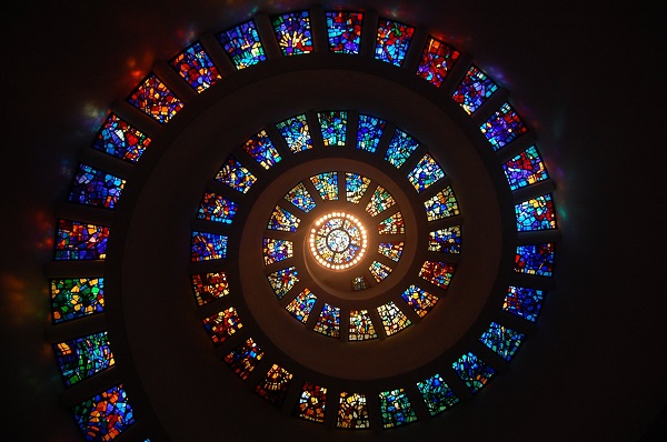 vitralii dispuse sub forma spiralei lui Fibonacci