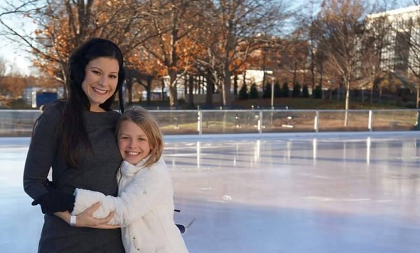 mama si fiica fericite la patinoar
