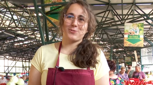 Diana Necula, studenta la Medicina si olimpica la Biologie, vanzand legume in piata din Buzau