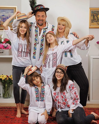 Horia Brenciu si familia lui imbracati traditional de 1 Decembrie