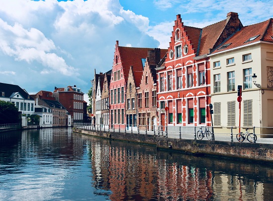 cladiri specifice orasului belgian Bruges, situate pe malul unui râu
