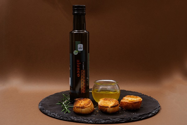 sticla de ulei presat la rece de alune de padure alaturi de bruschetta 