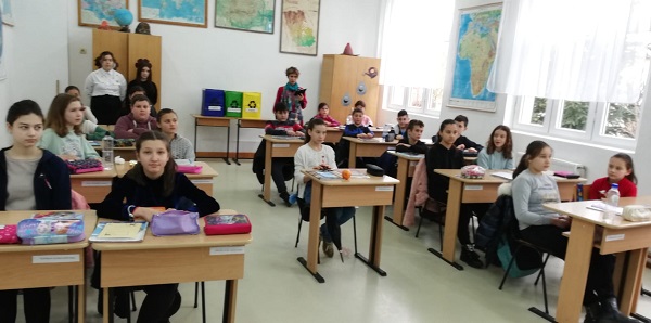 imagine dintr-o sala de clasa cu elevi in timpul orei