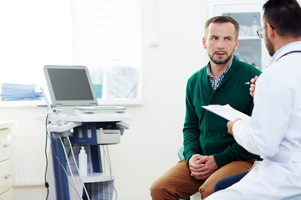 barbat ingrijorat in timpul unei consultatii la medic