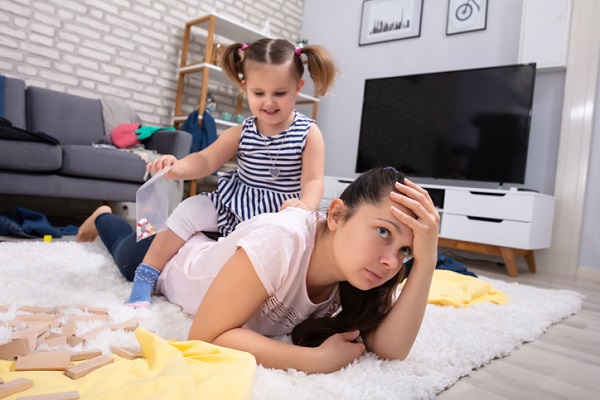 fetita care vrea neaparat sa se joace si nu isi lasa in pace mama epuizata