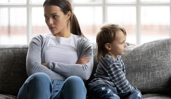 moment tensionat intre o mama si baietelul ei, care stau pe canapea