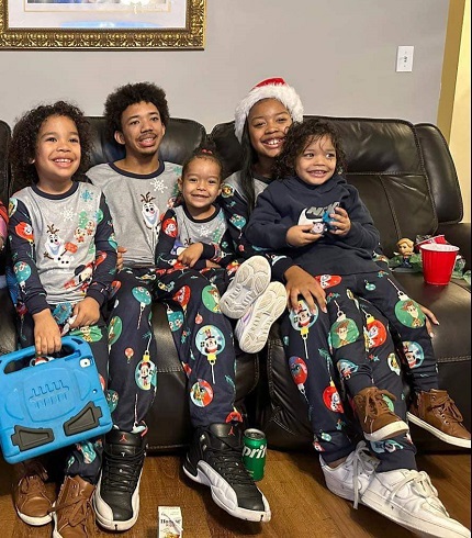 cinci frati fericiti in pijamale de Craciun stand pe canapea