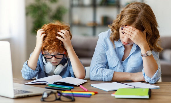 mama si baietelul ei sunt coplesiti de dificultatile pe care le au in ceea ce priveste temele