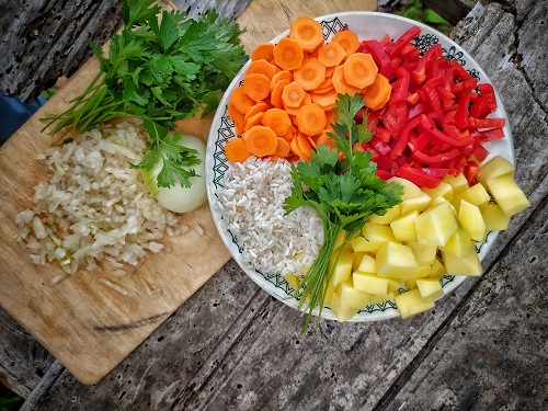 orez si diferite legume proaspete pentru gatit