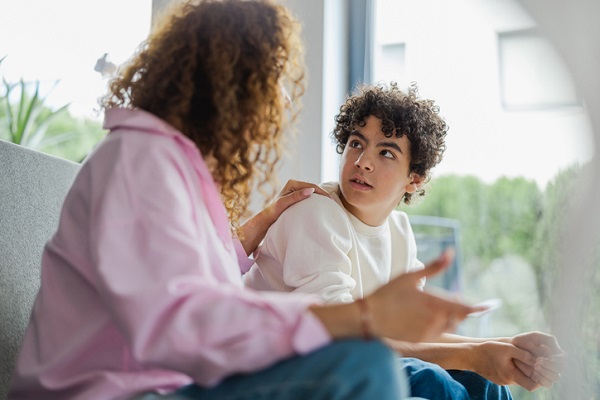 mama care discuta cu fiul ei adolescent