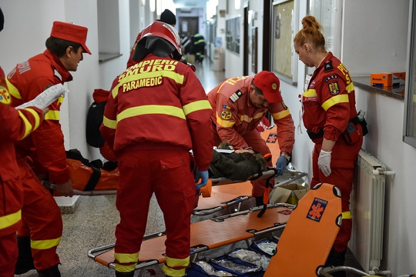 paramedici intervenind si avand grija de o persoana aflata pe targa