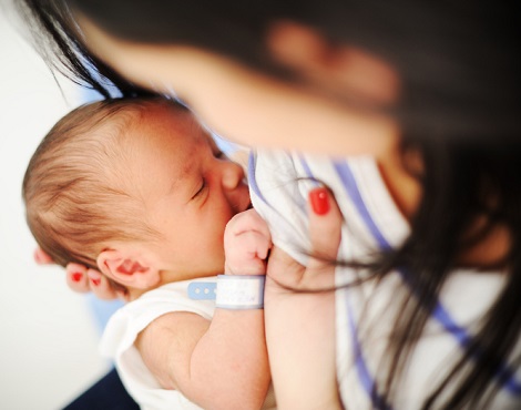 mama care isi alapteaza nou-nascutul