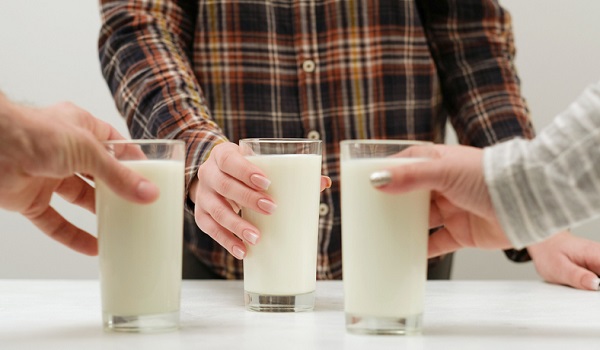 trei femei care vor sa bea lapte la pahar