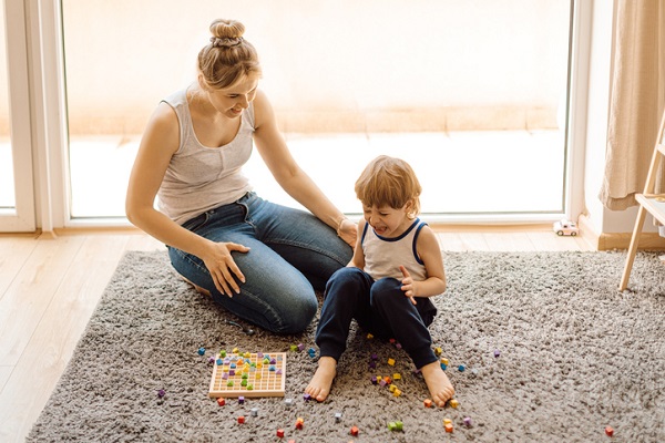 mama care isi pastreaza calmul chiar daca baietelul ei  a imprastiat pe jos jucarii mici