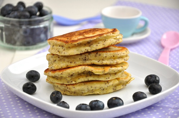 clatite pancakes cu boabe de afine puse pe o farfurie alba