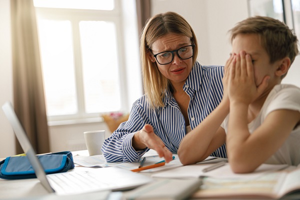 mama care îi face observatie fiului ei la lectii