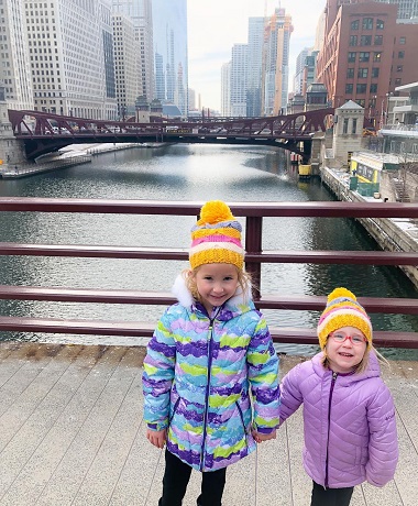 doua fetite pe un pod dintr-un mare oras