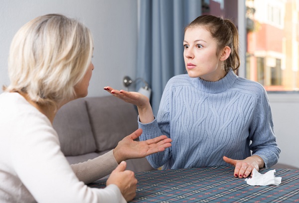 femeie tanara care are o discutie tensionata cu o femeie matura