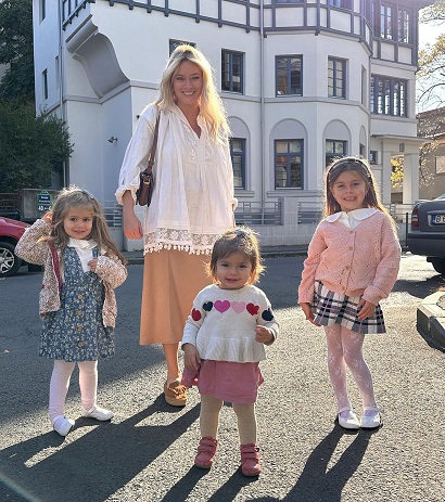 Laura Cosoi pe strada, fericita, alaturi de cele trei fetite ale ei