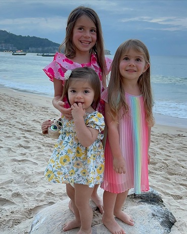 cele trei fetite ale Laurei Cosoi pe plaja in vacanta