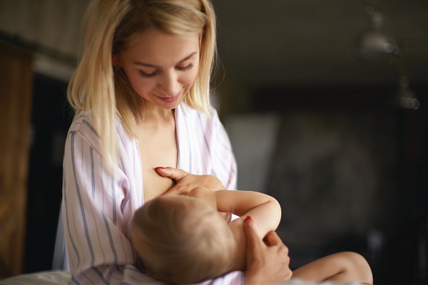 mama fericita care isi alapteaza bebelusul