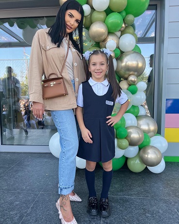 Andreea Tonciu fericita alaturi de fetita ei, Rebecca, imbracata in uniforma de scoala