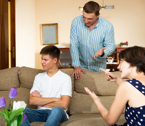 adolescent care isi ignora parintii intr-un moment tensionat